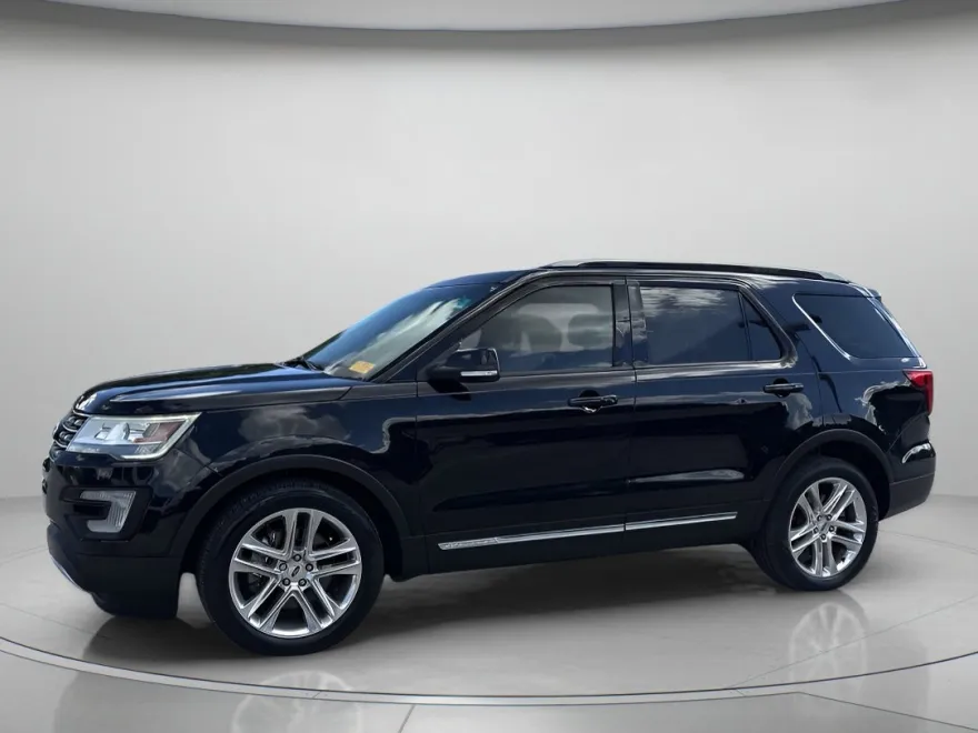 2016 Ford Explorer XLT photo 1