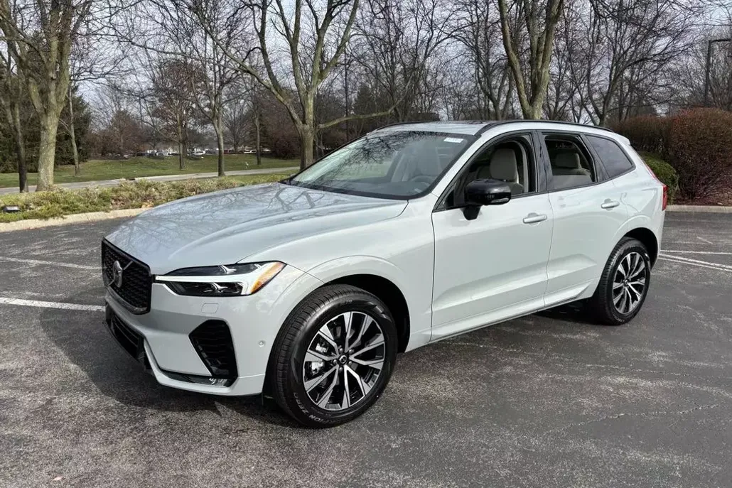 2025 Volvo XC60 B5 Plus photo 1