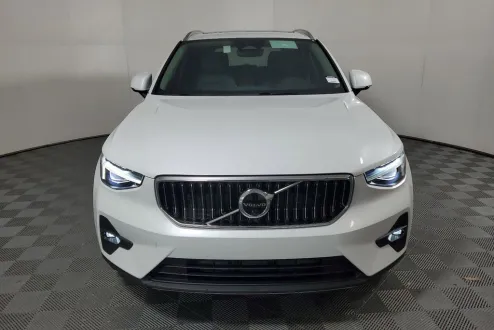 2025 Volvo XC40 photo 2