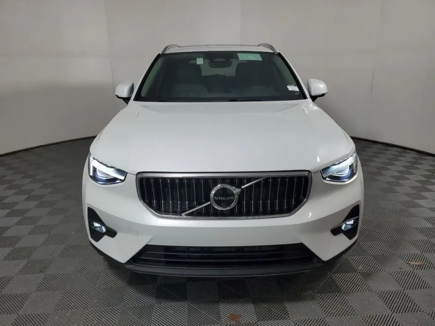 2025 Volvo XC40 photo 2