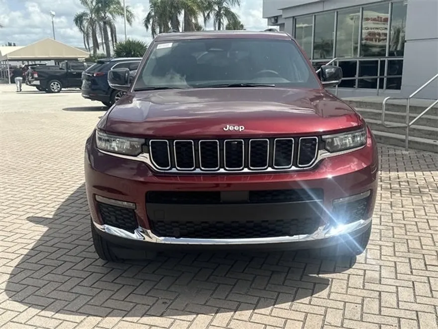 2025 Jeep Grand Cherokee Limited photo 3