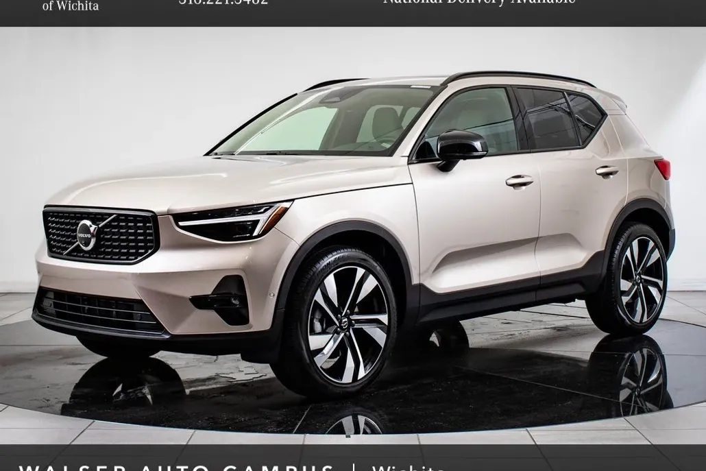 2024 Volvo XC40 Plus photo 1