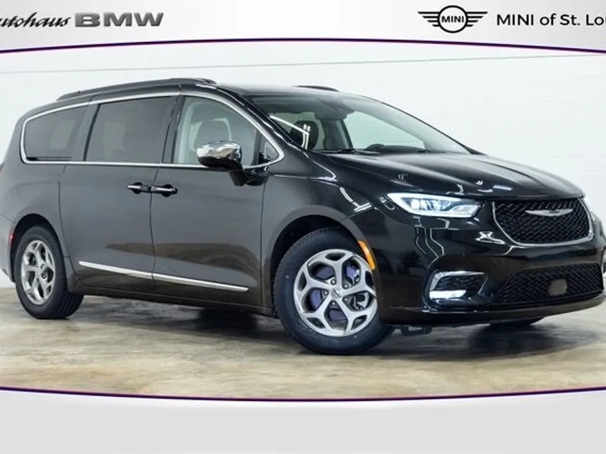 2023 Chrysler Pacifica Limited photo 1