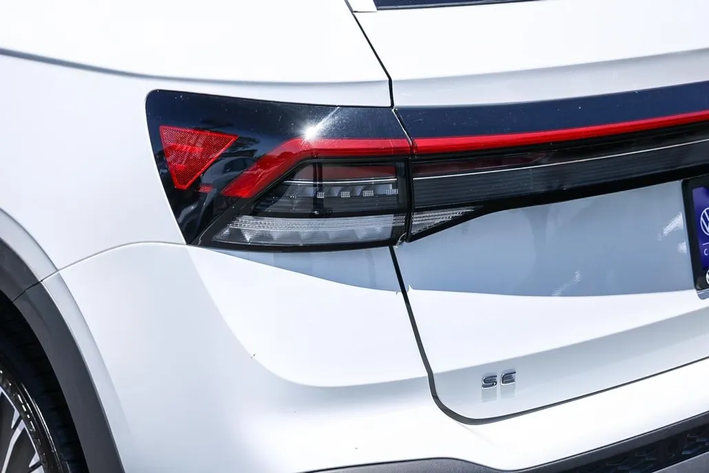 2025 Volkswagen Taos SE photo 1