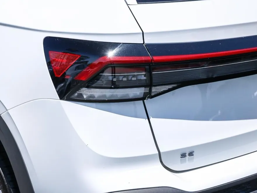 2025 Volkswagen Taos SE photo 1
