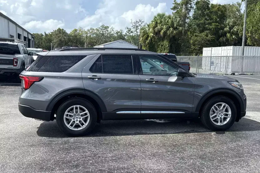 2025 Ford Explorer photo 1