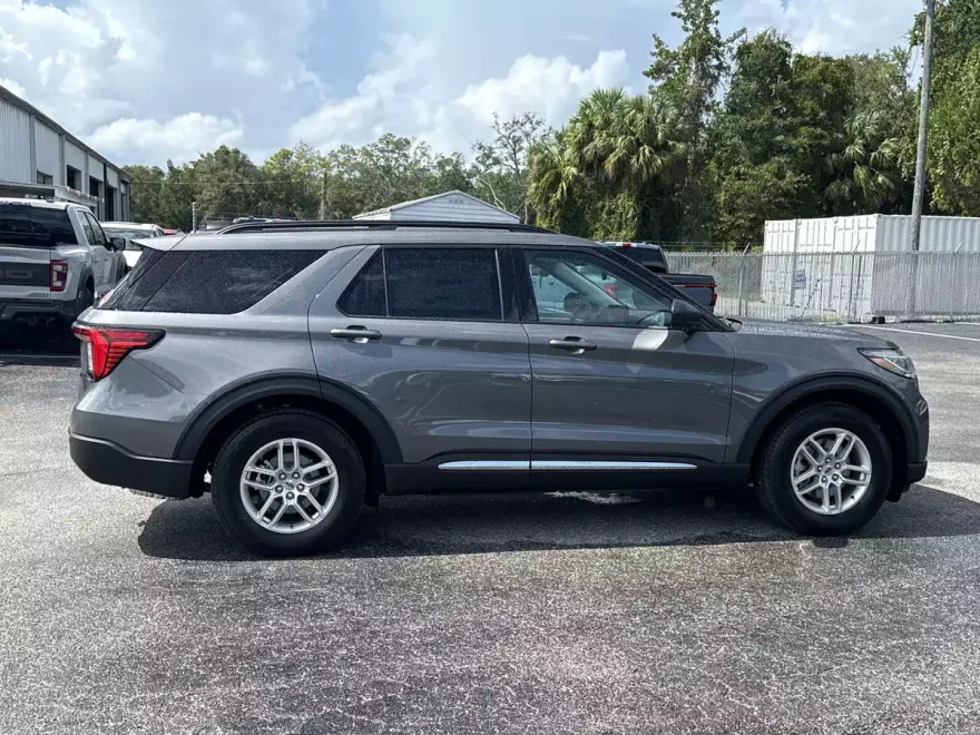 2025 Ford Explorer photo 1