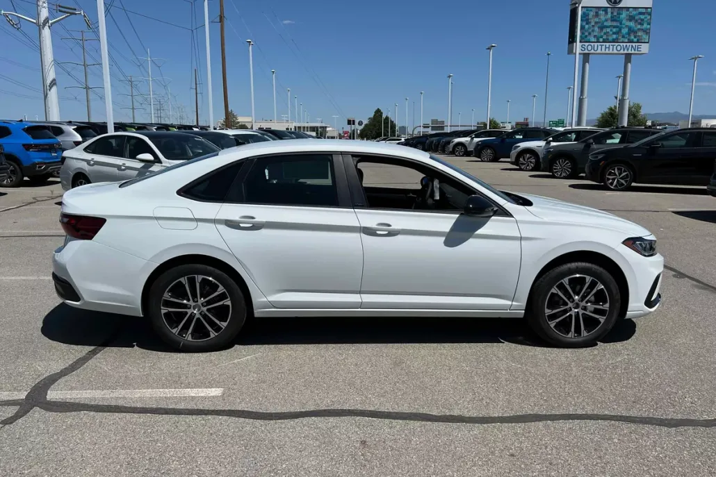 2025 Volkswagen Jetta Sport photo 1