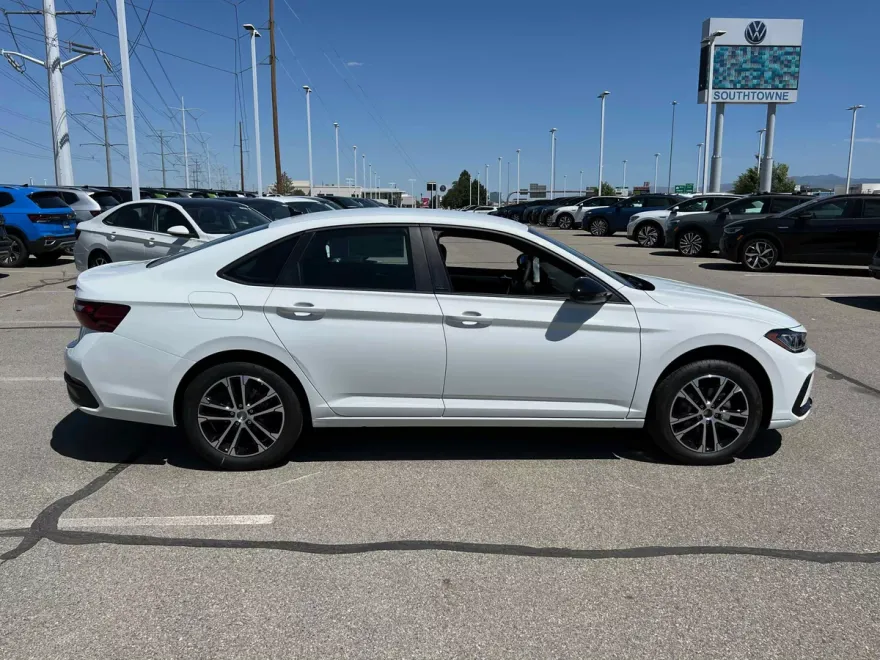 2025 Volkswagen Jetta Sport photo 1