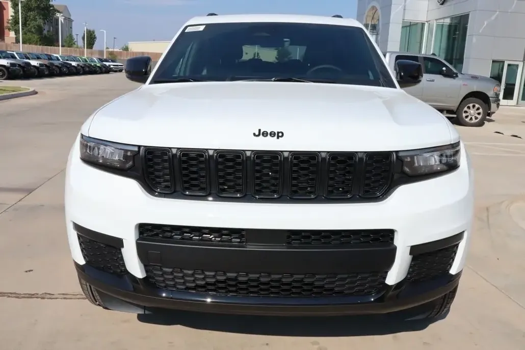 2025 Jeep Grand Cherokee Altitude photo 1