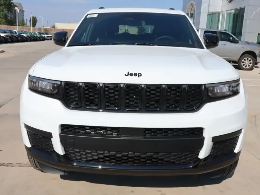 2025 Jeep Grand Cherokee Altitude photo 1