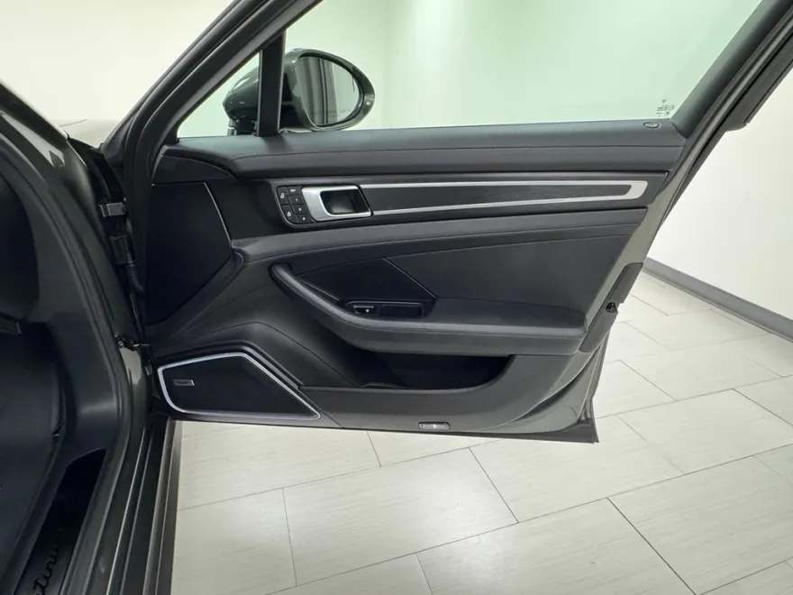 2023 Porsche Panamera 4 Platinum photo 13