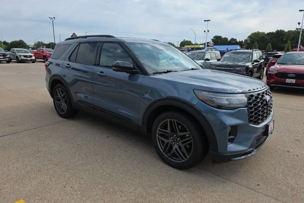 2025 Ford Explorer ST photo 1