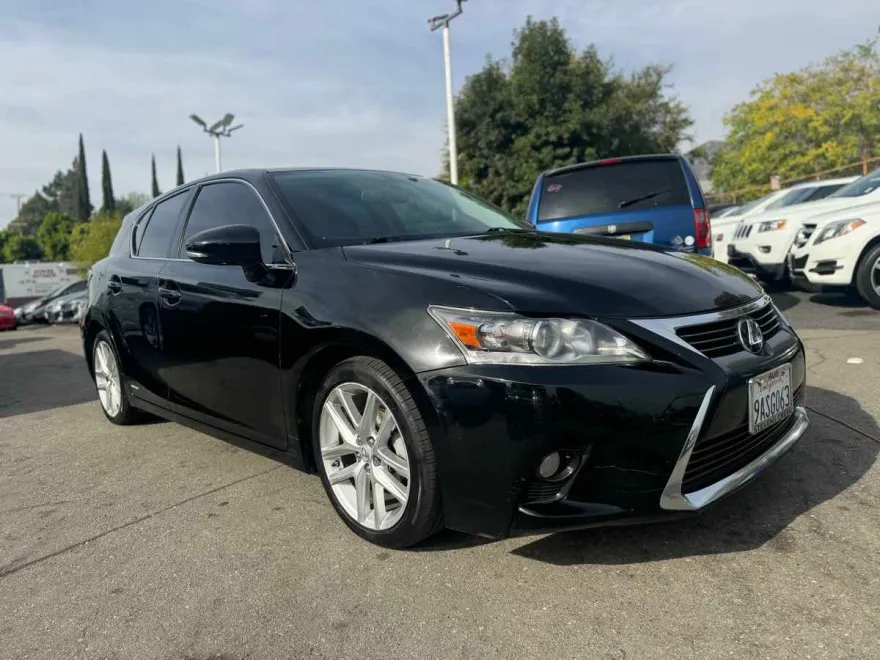 2016 Lexus CT 200h photo 1