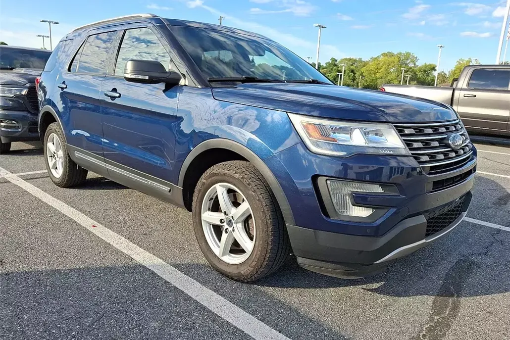 2017 Ford Explorer XLT photo 1