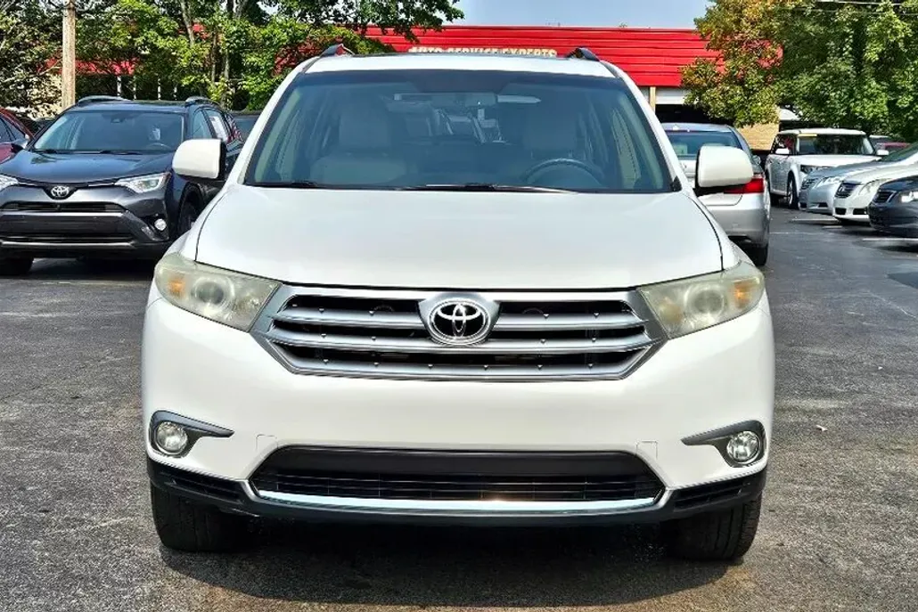 2013 Toyota Highlander Plus photo 1