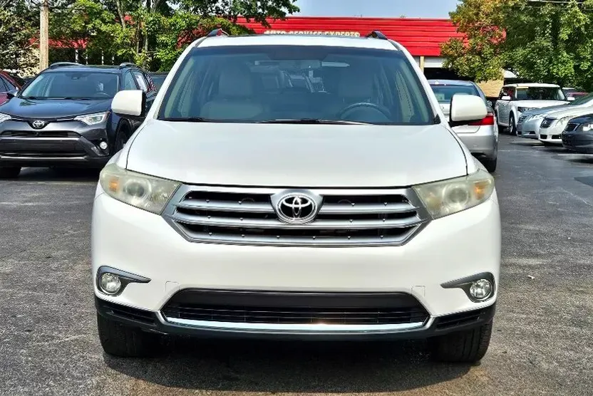 2013 Toyota Highlander Plus photo 1