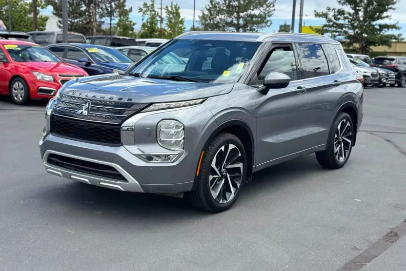 2022 Mitsubishi Outlander SEL photo 1