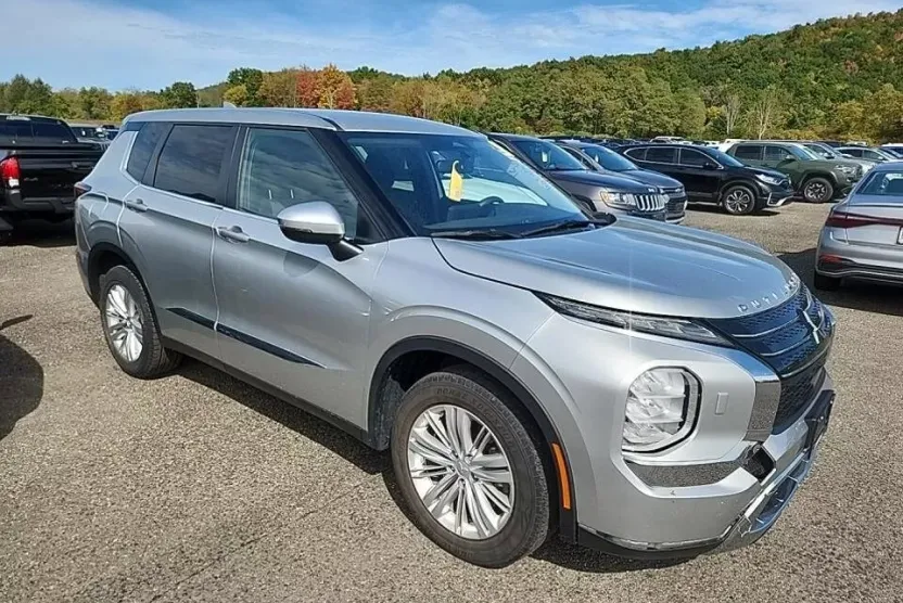 2022 Mitsubishi Outlander ES photo 1