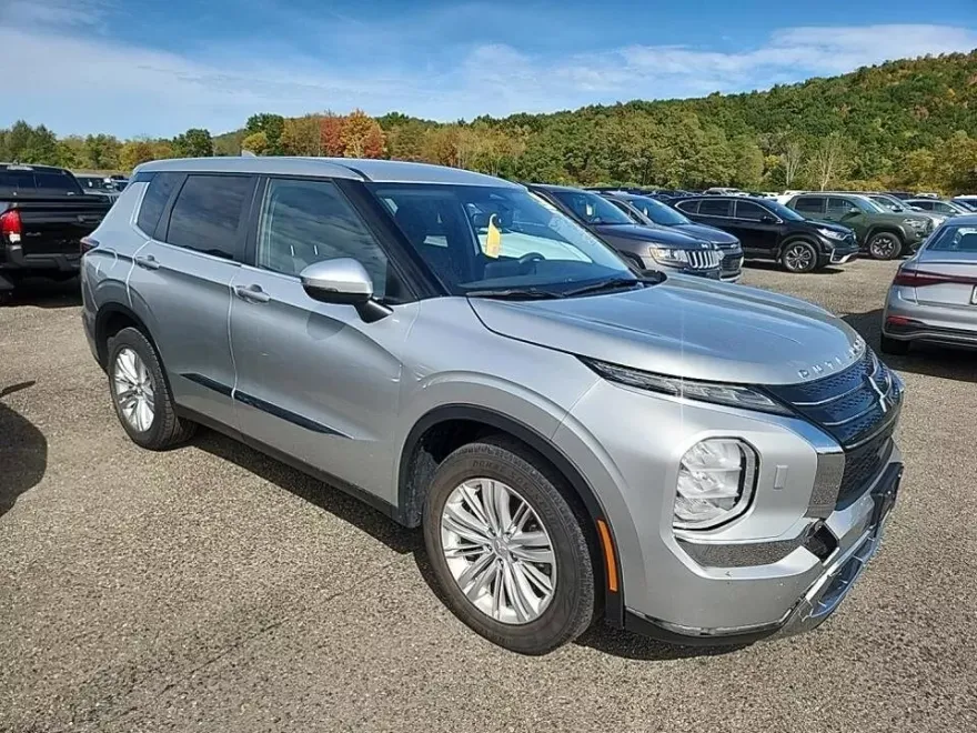 2022 Mitsubishi Outlander ES photo 1