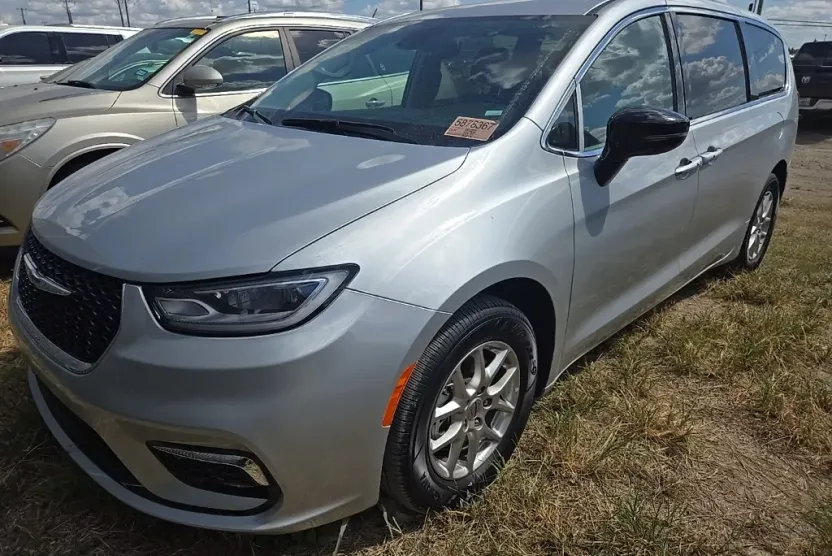 2024 Chrysler Pacifica Touring L photo 1