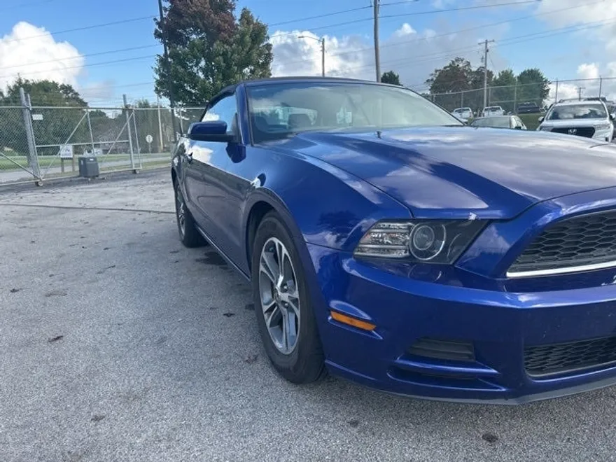 2014 Ford Mustang V6 Premium photo 1
