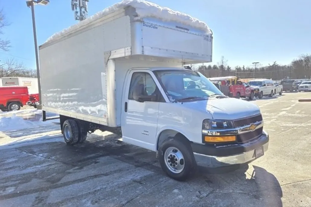 2024 Chevrolet Express Cutaway photo 1