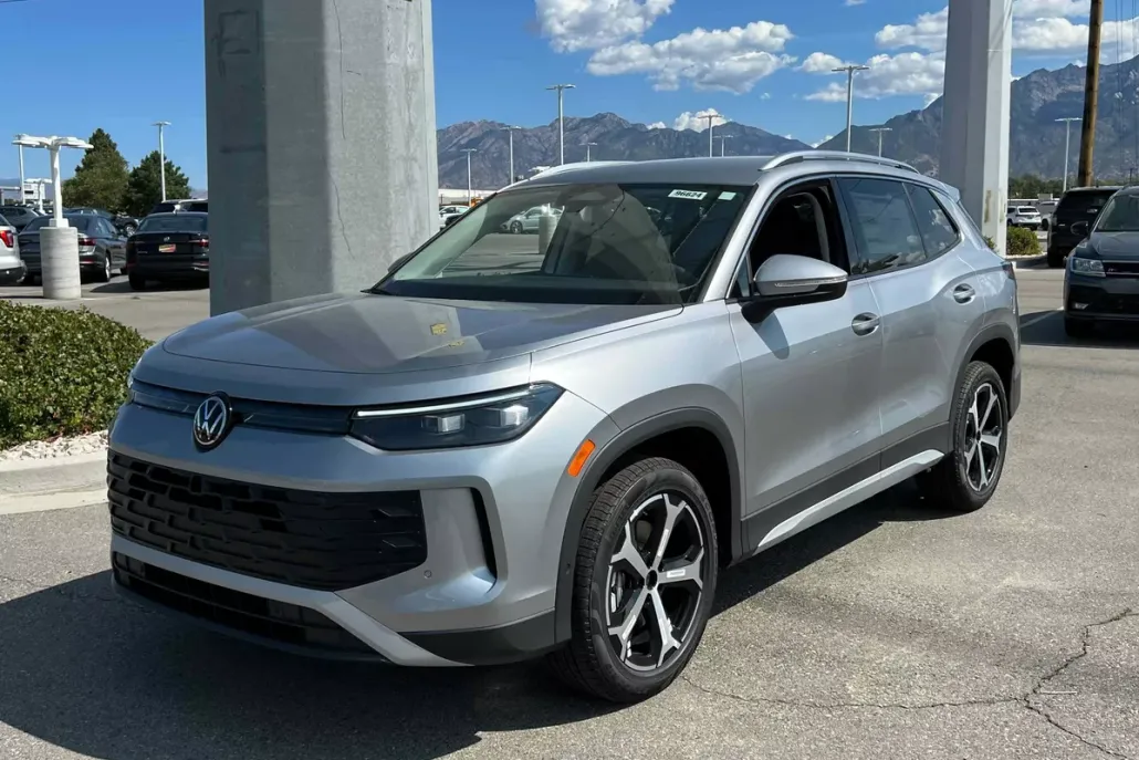 2025 Volkswagen Tiguan SE photo 1