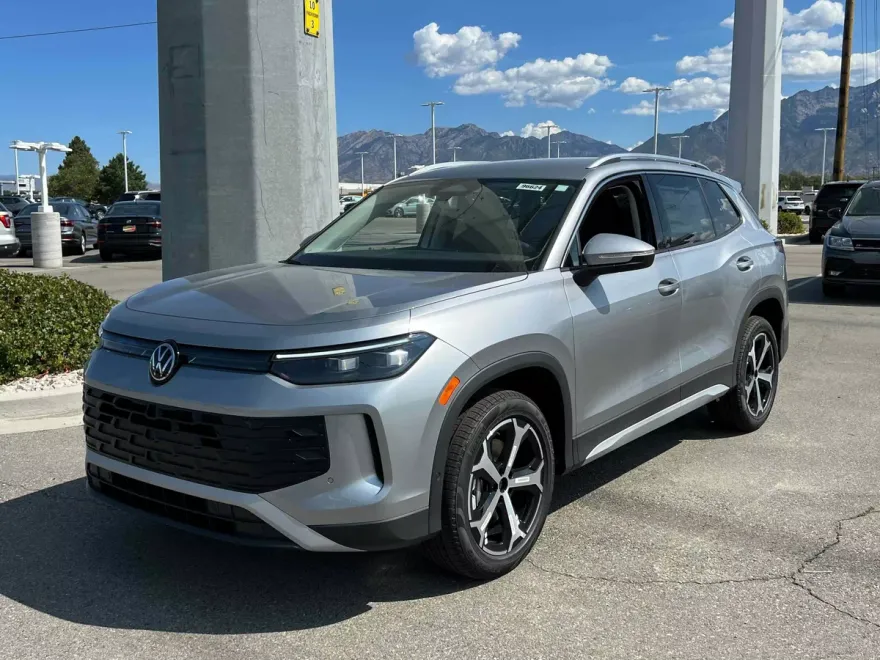2025 Volkswagen Tiguan SE photo 1