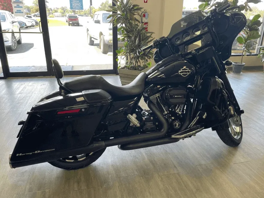 2016 Harley Davidson FLHXSE / CVO Street Glide photo 1