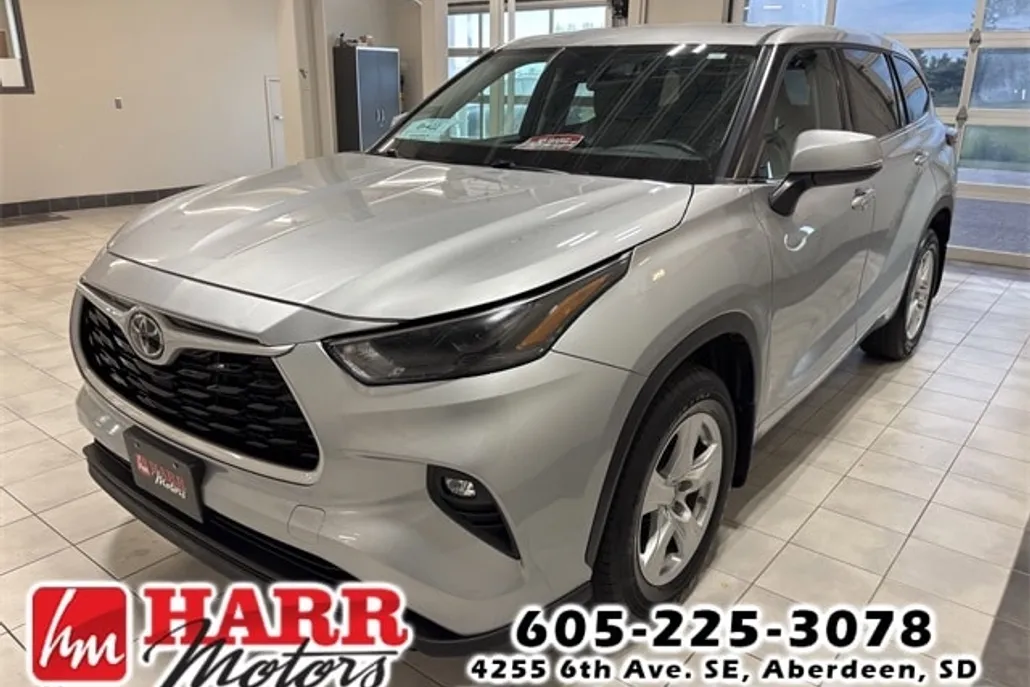2022 Toyota Highlander LE photo 1