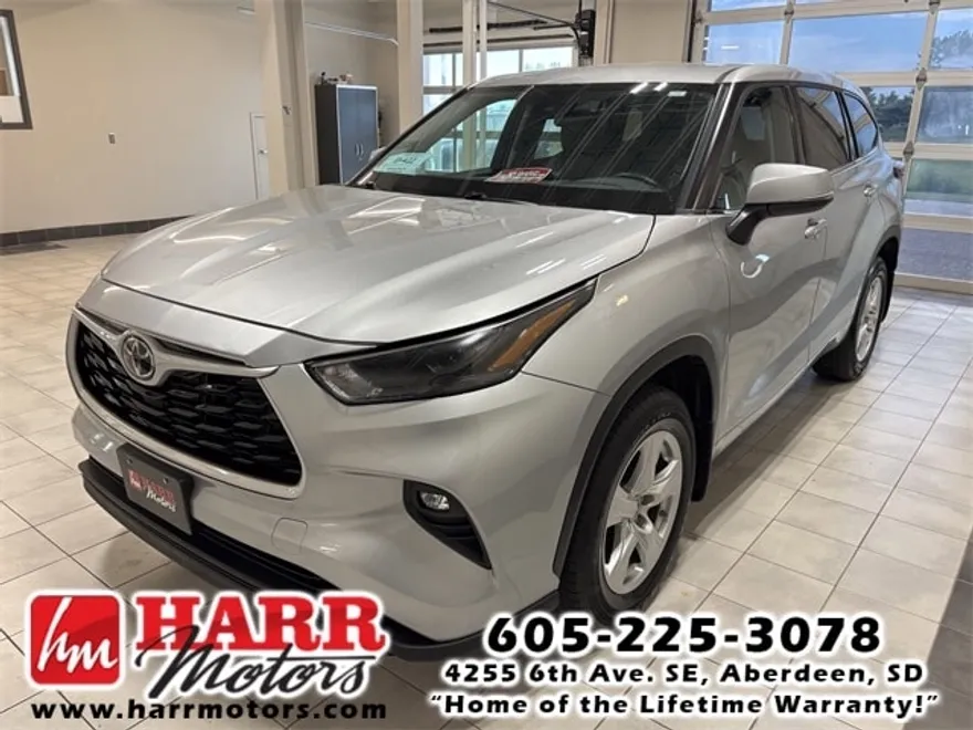 2022 Toyota Highlander LE photo 1