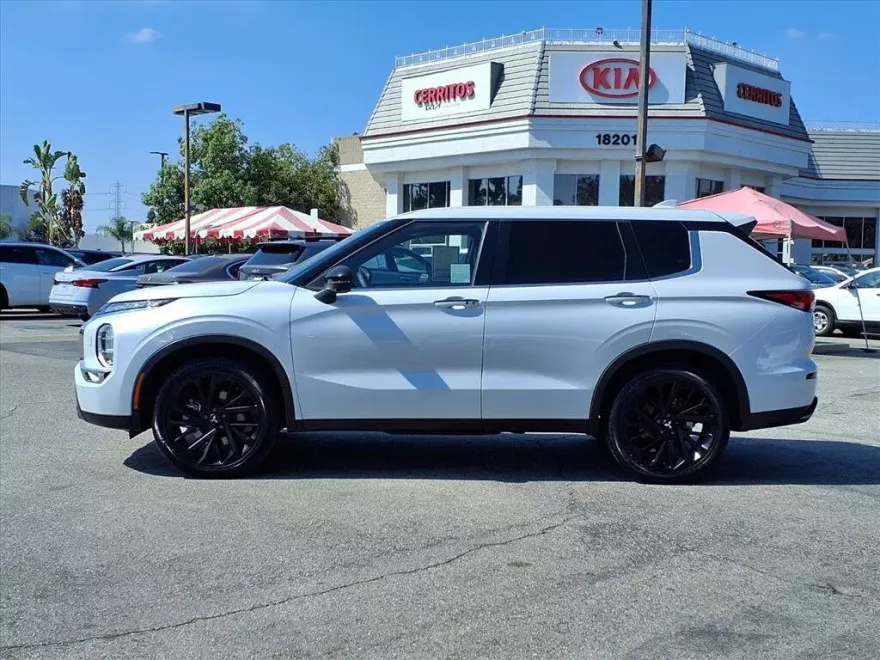 2023 Mitsubishi Outlander SE Black Edition photo 1