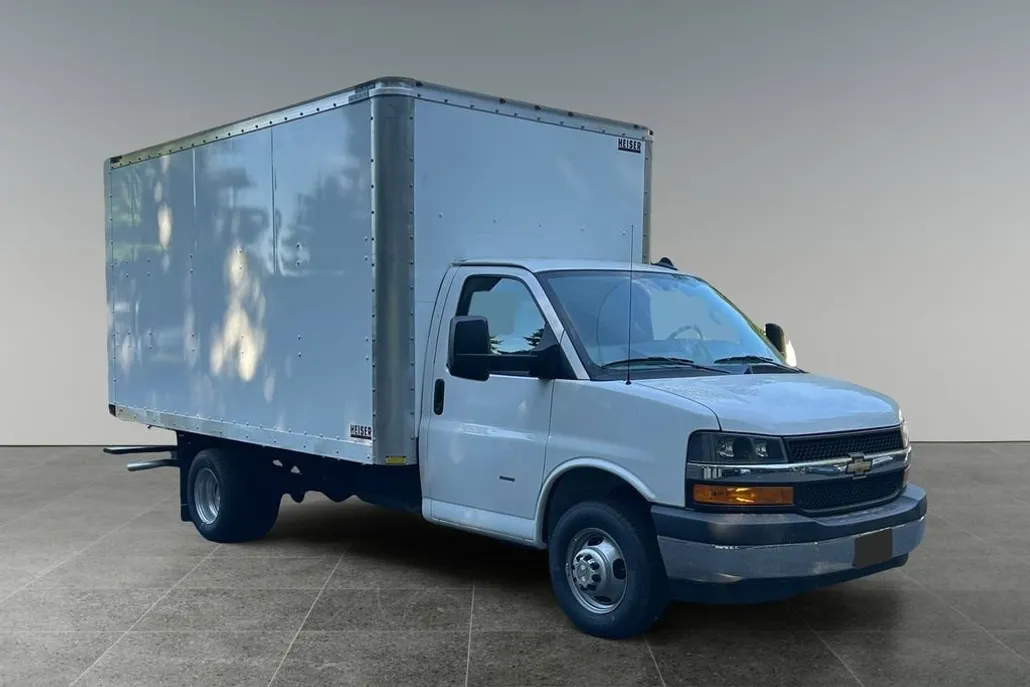 2025 Chevrolet Express 3500 Work Van Cutaway photo 1