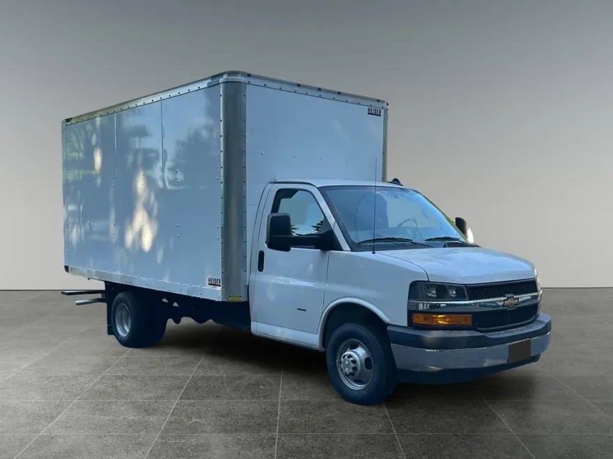 2025 Chevrolet Express 3500 Work Van Cutaway photo 1