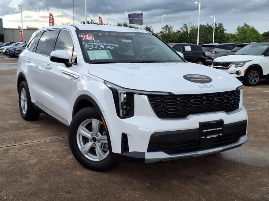 2025 Kia Sorento LX photo 1