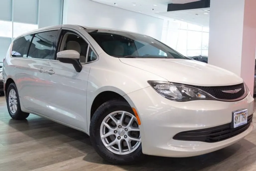 2017 Chrysler Pacifica Touring photo 1