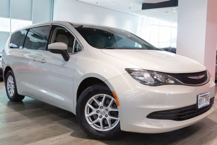 2017 Chrysler Pacifica Touring photo 1