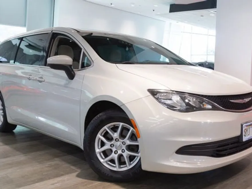 2017 Chrysler Pacifica Touring photo 1