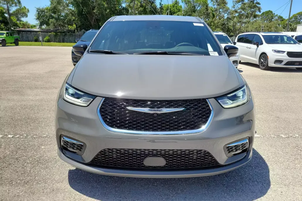 2025 Chrysler Pacifica photo 1