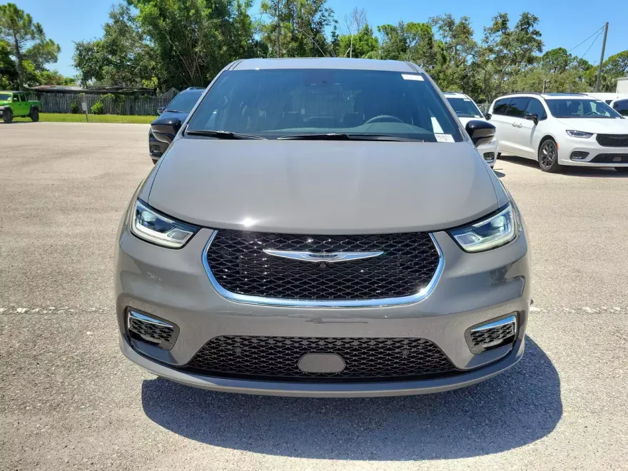 2025 Chrysler Pacifica photo 1