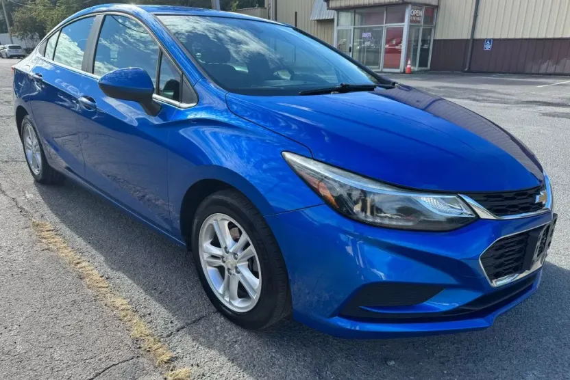 2017 Chevrolet Cruze LT photo 1