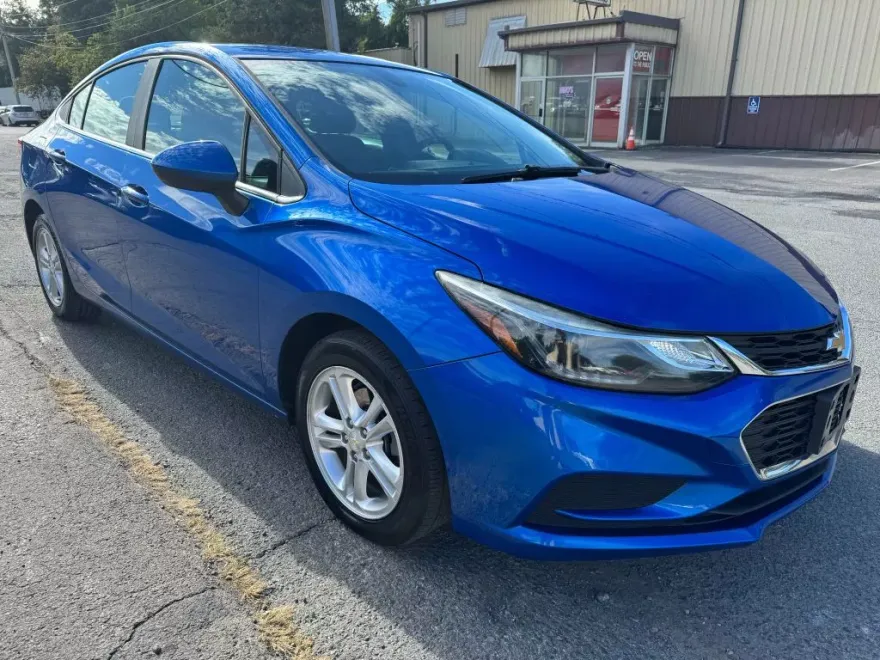 2017 Chevrolet Cruze LT photo 1