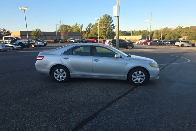 2010 Toyota Camry LE photo 1