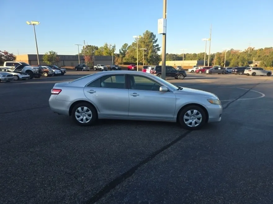 2010 Toyota Camry LE photo 1