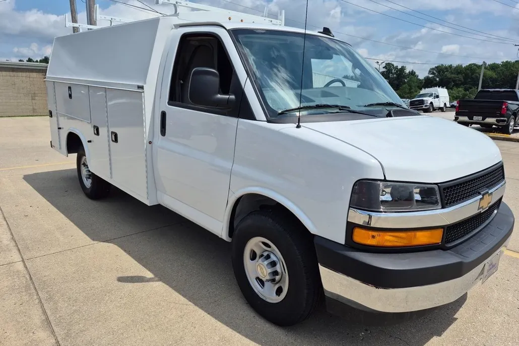 2024 Chevrolet Express 3500 Cutaway Van photo 1