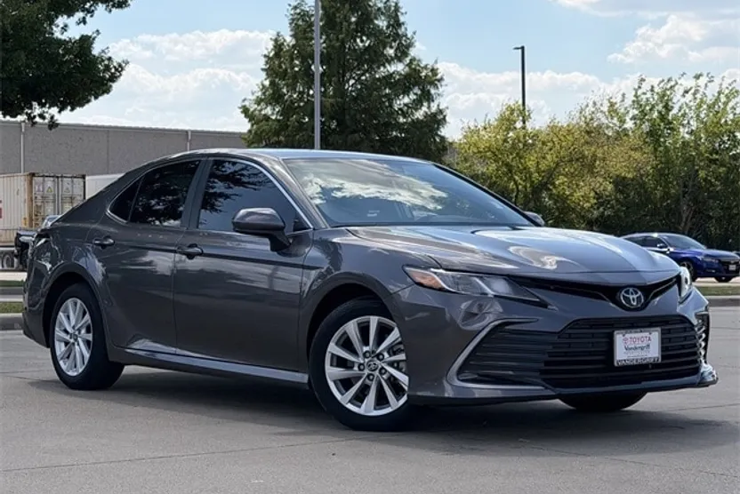 2023 Toyota Camry LE photo 1
