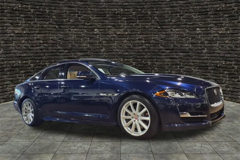 2017 Jaguar XJ R-Sport photo 1