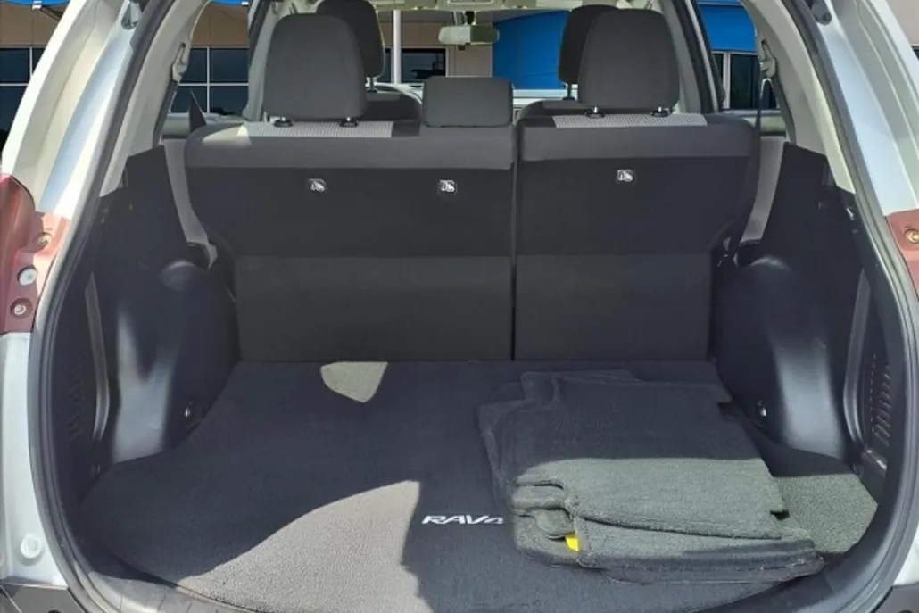 2015 Toyota RAV4 LE photo 1