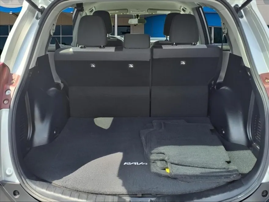 2015 Toyota RAV4 LE photo 1